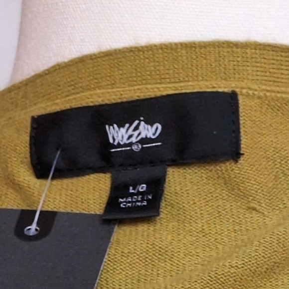 Essential Mossimo fitted V-Neck Cardigan in Olive Green - Picture 6 of 7